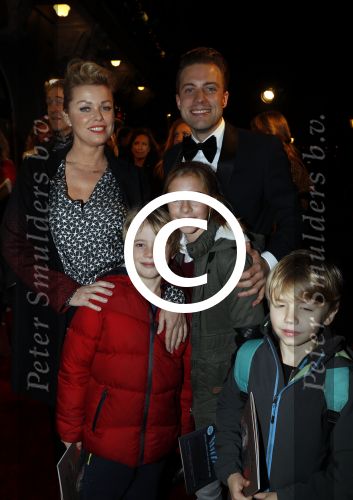 Amsterdam 22 december 2016
Premiere wereld kerstcircus in Carre. Bridget Maasland met zoon mees en vrienden