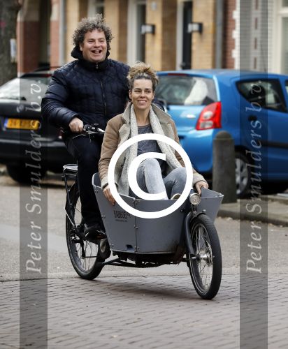 Amsterdam 19 december 2016
Dirk Zeelenberg en zijn vrouw Suus samen in de bakfiets in amsterdam zuid.