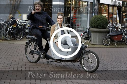 Amsterdam 19 december 2016
Dirk Zeelenberg en zijn vrouw Suus samen in de bakfiets in amsterdam zuid.