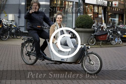 Amsterdam 19 december 2016
Dirk Zeelenberg en zijn vrouw Suus samen in de bakfiets in amsterdam zuid.