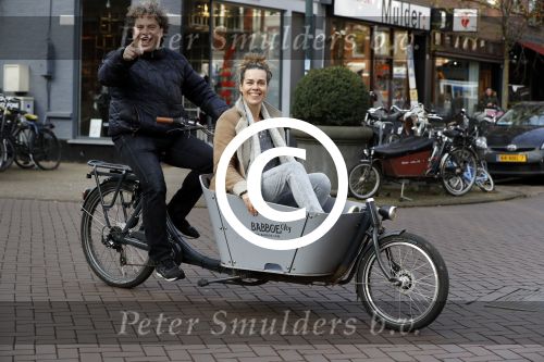 Amsterdam 19 december 2016
Dirk Zeelenberg en zijn vrouw Suus samen in de bakfiets in amsterdam zuid.
