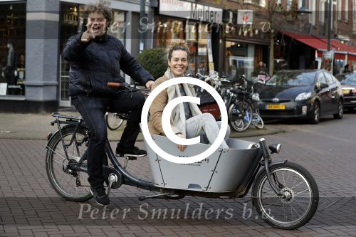 Amsterdam 19 december 2016
Dirk Zeelenberg en zijn vrouw Suus samen in de bakfiets in amsterdam zuid.