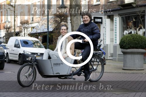 Amsterdam 19 december 2016
Dirk Zeelenberg en zijn vrouw Suus samen in de bakfiets in amsterdam zuid.