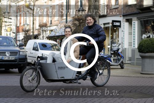 Amsterdam 19 december 2016
Dirk Zeelenberg en zijn vrouw Suus samen in de bakfiets in amsterdam zuid.