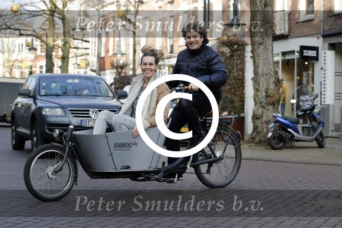 Amsterdam 19 december 2016
Dirk Zeelenberg en zijn vrouw Suus samen in de bakfiets in amsterdam zuid.