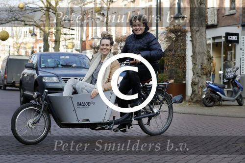 Amsterdam 19 december 2016
Dirk Zeelenberg en zijn vrouw Suus samen in de bakfiets in amsterdam zuid.
