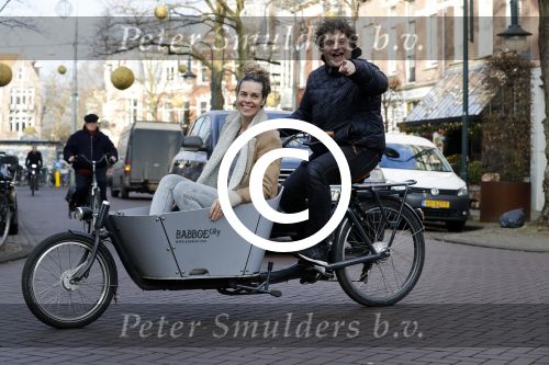 Amsterdam 19 december 2016
Dirk Zeelenberg en zijn vrouw Suus samen in de bakfiets in amsterdam zuid.