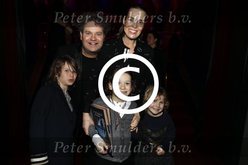 Amsterdam 22 december 2016
Premiere wereld kerstcircus in Carre. Dirk Zeelenberg met vrouw Suus en kinderen