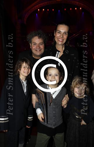Amsterdam 22 december 2016
Premiere wereld kerstcircus in Carre. Dirk Zeelenberg met vrouw Suus en kinderen