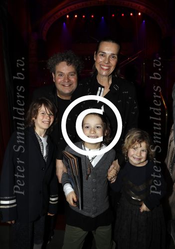 Amsterdam 22 december 2016
Premiere wereld kerstcircus in Carre. Dirk Zeelenberg met vrouw Suus en kinderen