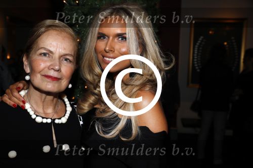 Amsterdam 22 december 2016
Premiere wereld kerstcircus in Carre. Elisa v d Meyden met haar vader Henk en moeder Monica Strotman