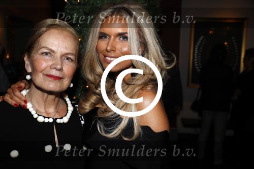 Amsterdam 22 december 2016
Premiere wereld kerstcircus in Carre. Elisa v d Meyden met haar vader Henk en moeder Monica Strotman