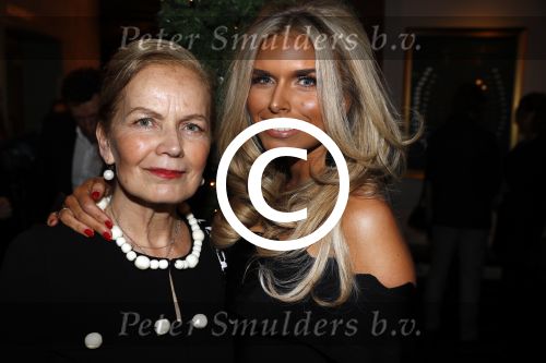 Amsterdam 22 december 2016
Premiere wereld kerstcircus in Carre. Elisa v d Meyden met haar vader Henk en moeder Monica Strotman