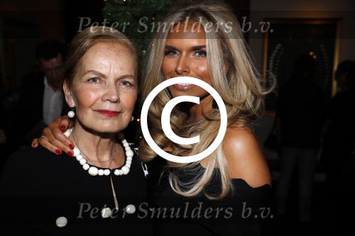 Amsterdam 22 december 2016
Premiere wereld kerstcircus in Carre. Elisa v d Meyden met haar vader Henk en moeder Monica Strotman