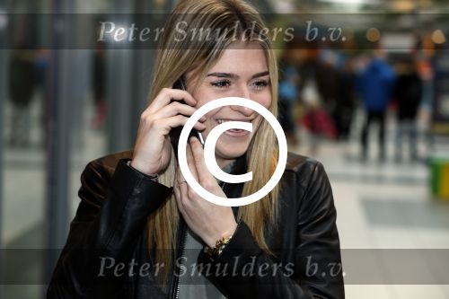 Beverwijk 24 december 2016
Estavana Polman en Rafael v d Vaart overhandigen Charles Ruijgrok een cheque van 2500 euro voor het zeldzame ziekten fonds . Event vond plaats in de winkel van de moeder van rafael Lolita .