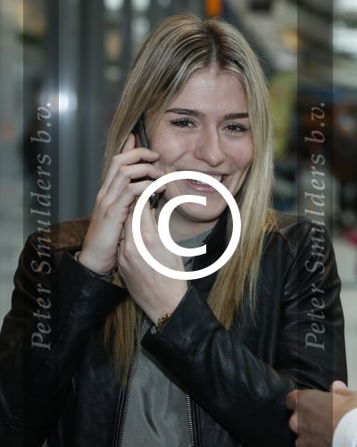 Beverwijk 24 december 2016
Estavana Polman en Rafael v d Vaart overhandigen Charles Ruijgrok een cheque van 2500 euro voor het zeldzame ziekten fonds . Event vond plaats in de winkel van de moeder van rafael Lolita .
