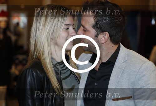 Beverwijk 24 december 2016
Estavana Polman en Rafael v d Vaart overhandigen Charles Ruijgrok een cheque van 2500 euro voor het zeldzame ziekten fonds . Event vond plaats in de winkel van de moeder van rafael Lolita .