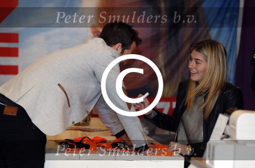 Beverwijk 24 december 2016
Estavana Polman en Rafael v d Vaart overhandigen Charles Ruijgrok een cheque van 2500 euro voor het zeldzame ziekten fonds . Event vond plaats in de winkel van de moeder van rafael Lolita .