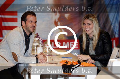 Beverwijk 24 december 2016
Estavana Polman en Rafael v d Vaart overhandigen Charles Ruijgrok een cheque van 2500 euro voor het zeldzame ziekten fonds . Event vond plaats in de winkel van de moeder van rafael Lolita .