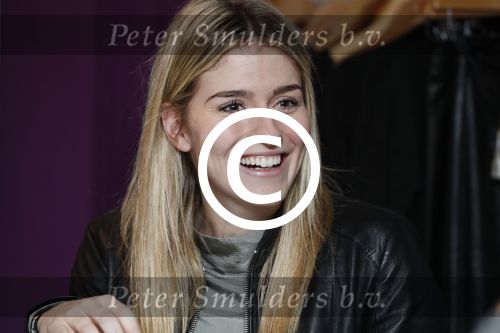 Beverwijk 24 december 2016
Estavana Polman en Rafael v d Vaart overhandigen Charles Ruijgrok een cheque van 2500 euro voor het zeldzame ziekten fonds . Event vond plaats in de winkel van de moeder van rafael Lolita .