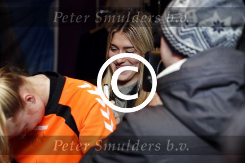 Beverwijk 24 december 2016
Estavana Polman en Rafael v d Vaart overhandigen Charles Ruijgrok een cheque van 2500 euro voor het zeldzame ziekten fonds . Event vond plaats in de winkel van de moeder van rafael Lolita .