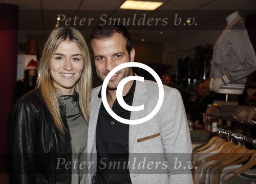 Beverwijk 24 december 2016
Estavana Polman en Rafael v d Vaart overhandigen Charles Ruijgrok een cheque van 2500 euro voor het zeldzame ziekten fonds . Event vond plaats in de winkel van de moeder van rafael Lolita .