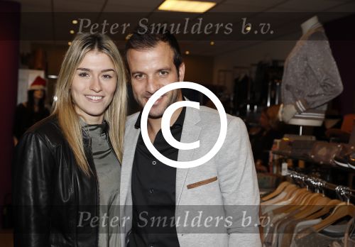 Beverwijk 24 december 2016
Estavana Polman en Rafael v d Vaart overhandigen Charles Ruijgrok een cheque van 2500 euro voor het zeldzame ziekten fonds . Event vond plaats in de winkel van de moeder van rafael Lolita .