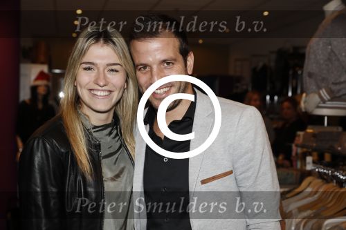 Beverwijk 24 december 2016
Estavana Polman en Rafael v d Vaart overhandigen Charles Ruijgrok een cheque van 2500 euro voor het zeldzame ziekten fonds . Event vond plaats in de winkel van de moeder van rafael Lolita .