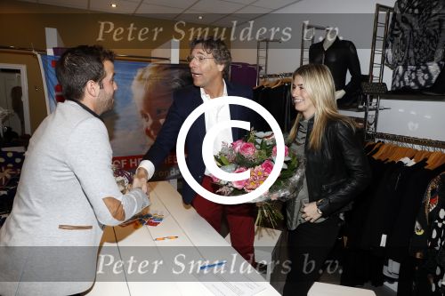 Beverwijk 24 december 2016
Estavana Polman en Rafael v d Vaart overhandigen Charles Ruijgrok een cheque van 2500 euro voor het zeldzame ziekten fonds . Event vond plaats in de winkel van de moeder van rafael Lolita .