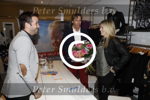 Beverwijk 24 december 2016
Estavana Polman en Rafael v d Vaart overhandigen Charles Ruijgrok een cheque van 2500 euro voor het zeldzame ziekten fonds . Event vond plaats in de winkel van de moeder van rafael Lolita .