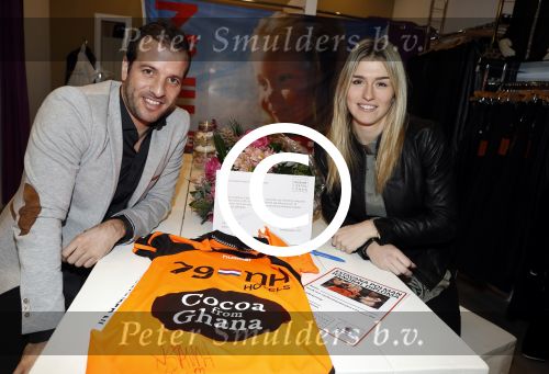 Beverwijk 24 december 2016
Estavana Polman en Rafael v d Vaart overhandigen Charles Ruijgrok een cheque van 2500 euro voor het zeldzame ziekten fonds . Event vond plaats in de winkel van de moeder van rafael Lolita .