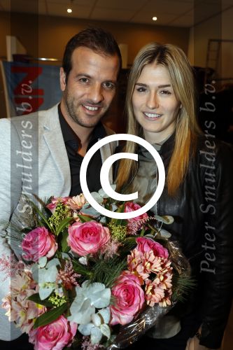 Beverwijk 24 december 2016
Estavana Polman en Rafael v d Vaart overhandigen Charles Ruijgrok een cheque van 2500 euro voor het zeldzame ziekten fonds . Event vond plaats in de winkel van de moeder van rafael Lolita .