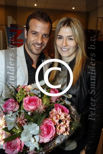 Beverwijk 24 december 2016
Estavana Polman en Rafael v d Vaart overhandigen Charles Ruijgrok een cheque van 2500 euro voor het zeldzame ziekten fonds . Event vond plaats in de winkel van de moeder van rafael Lolita .
