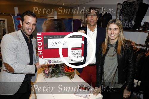 Beverwijk 24 december 2016
Estavana Polman en Rafael v d Vaart overhandigen Charles Ruijgrok een cheque van 2500 euro voor het zeldzame ziekten fonds . Event vond plaats in de winkel van de moeder van rafael Lolita .