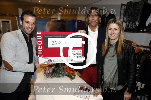 Beverwijk 24 december 2016
Estavana Polman en Rafael v d Vaart overhandigen Charles Ruijgrok een cheque van 2500 euro voor het zeldzame ziekten fonds . Event vond plaats in de winkel van de moeder van rafael Lolita .