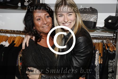 Beverwijk 24 december 2016
Estavana Polman en Rafael v d Vaart overhandigen Charles Ruijgrok een cheque van 2500 euro voor het zeldzame ziekten fonds . Event vond plaats in de winkel van de moeder van rafael Lolita . Lolita ramon en broer Fernando