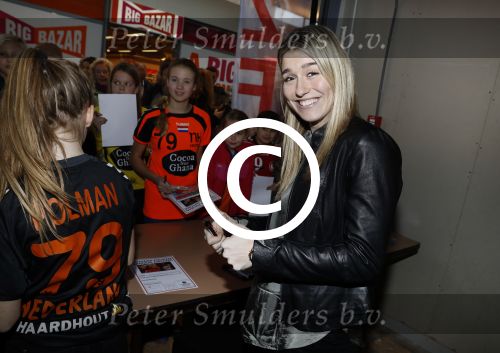 Beverwijk 24 december 2016
Estavana Polman en Rafael v d Vaart overhandigen Charles Ruijgrok een cheque van 2500 euro voor het zeldzame ziekten fonds . Event vond plaats in de winkel van de moeder van rafael Lolita .