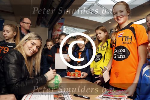 Beverwijk 24 december 2016
Estavana Polman en Rafael v d Vaart overhandigen Charles Ruijgrok een cheque van 2500 euro voor het zeldzame ziekten fonds . Event vond plaats in de winkel van de moeder van rafael Lolita .