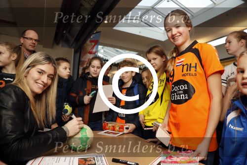 Beverwijk 24 december 2016
Estavana Polman en Rafael v d Vaart overhandigen Charles Ruijgrok een cheque van 2500 euro voor het zeldzame ziekten fonds . Event vond plaats in de winkel van de moeder van rafael Lolita .