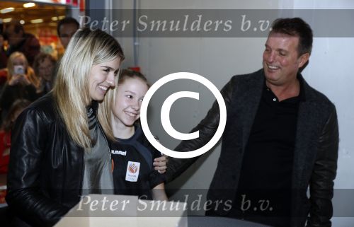 Beverwijk 24 december 2016
Estavana Polman en Rafael v d Vaart overhandigen Charles Ruijgrok een cheque van 2500 euro voor het zeldzame ziekten fonds . Event vond plaats in de winkel van de moeder van rafael Lolita .
