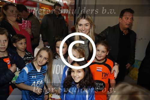 Beverwijk 24 december 2016
Estavana Polman en Rafael v d Vaart overhandigen Charles Ruijgrok een cheque van 2500 euro voor het zeldzame ziekten fonds . Event vond plaats in de winkel van de moeder van rafael Lolita .