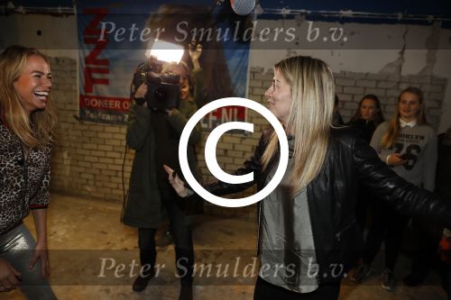 Beverwijk 24 december 2016
Estavana Polman en Rafael v d Vaart overhandigen Charles Ruijgrok een cheque van 2500 euro voor het zeldzame ziekten fonds . Event vond plaats in de winkel van de moeder van rafael Lolita .