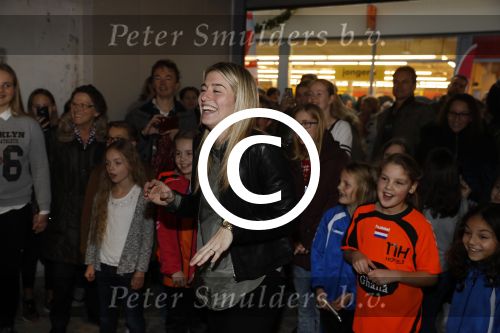 Beverwijk 24 december 2016
Estavana Polman en Rafael v d Vaart overhandigen Charles Ruijgrok een cheque van 2500 euro voor het zeldzame ziekten fonds . Event vond plaats in de winkel van de moeder van rafael Lolita .