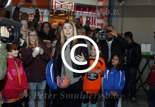 Beverwijk 24 december 2016
Estavana Polman en Rafael v d Vaart overhandigen Charles Ruijgrok een cheque van 2500 euro voor het zeldzame ziekten fonds . Event vond plaats in de winkel van de moeder van rafael Lolita .