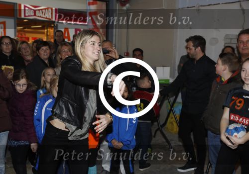 Beverwijk 24 december 2016
Estavana Polman en Rafael v d Vaart overhandigen Charles Ruijgrok een cheque van 2500 euro voor het zeldzame ziekten fonds . Event vond plaats in de winkel van de moeder van rafael Lolita .