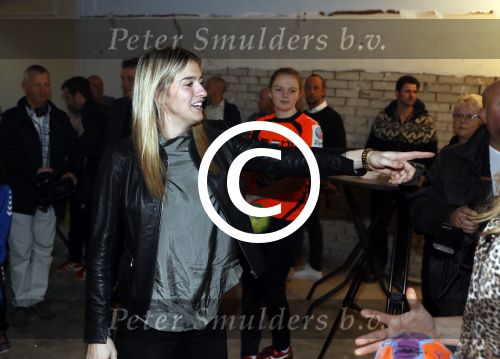 Beverwijk 24 december 2016
Estavana Polman en Rafael v d Vaart overhandigen Charles Ruijgrok een cheque van 2500 euro voor het zeldzame ziekten fonds . Event vond plaats in de winkel van de moeder van rafael Lolita .