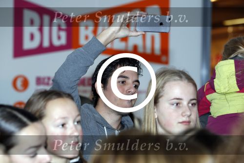 Beverwijk 24 december 2016
Estavana Polman en Rafael v d Vaart overhandigen Charles Ruijgrok een cheque van 2500 euro voor het zeldzame ziekten fonds . Event vond plaats in de winkel van de moeder van rafael Lolita . Fernando v d Vaart