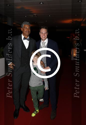 Amsterdam 21 december 2016
Sportman en sportvrouw van het jaar verkiezing tijdens het sportgala in de RAI. Frank Rijkaard met een jong voetballertje van ajax en met zijn vrouw stephanie
