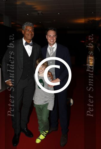 Amsterdam 21 december 2016
Sportman en sportvrouw van het jaar verkiezing tijdens het sportgala in de RAI. Frank Rijkaard met een jong voetballertje van ajax en met zijn vrouw stephanie