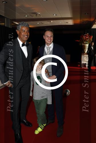 Amsterdam 21 december 2016
Sportman en sportvrouw van het jaar verkiezing tijdens het sportgala in de RAI. Frank Rijkaard met een jong voetballertje van ajax en met zijn vrouw stephanie